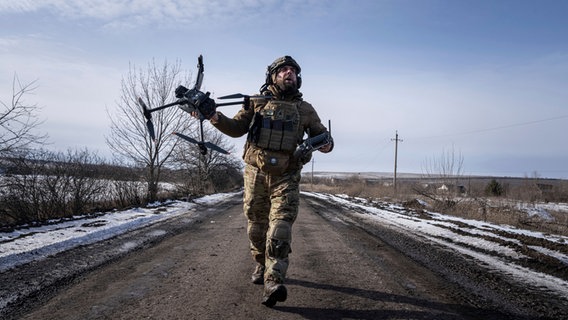 Ein ukrainischer Soldat bereitet an der Frontlinie in der Region Donetsk den Flug einer Drohne vor. © AP/dpa Foto: Evgeniy Maloletka