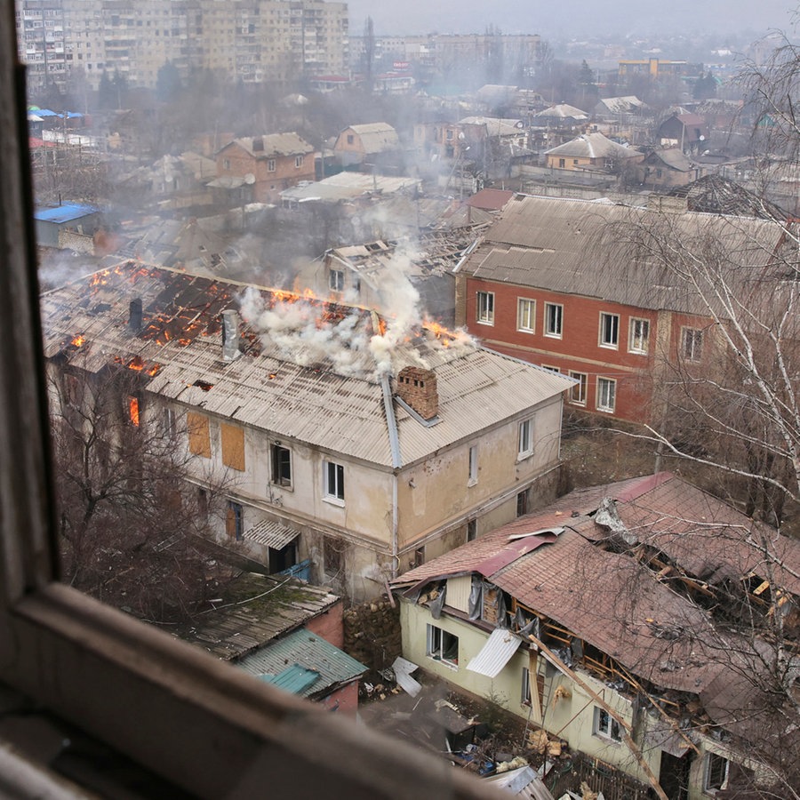 Bachmut: Rauch steigt von einem brennenden Haus auf. © Yevhen Titov/AP 