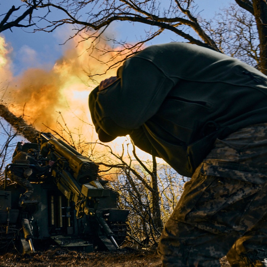 Bachmut: Ukrainische Soldaten feuern eine Panzerhaubitze auf russische Stellungen © LIBKOS/AP/dpa 