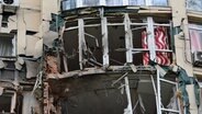 Zerbrochene Fensterscheiben einer Wohnung an der beschädigten Fassade eines Wohnhauses in Kiew. © dpa-Bildfunk/SOPA Images via ZUMA Press Wire Foto: Aleksandr Gusev