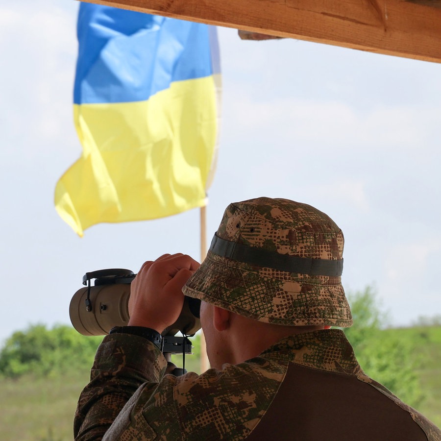 Soldat der Nationalgarde der Ukraine blickt durch ein Fernglas © Ukrinform/dpa 