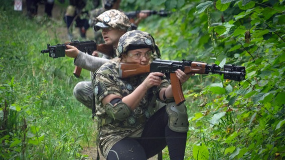 Ukraine, Kiew: Menschen nehmen an einer freiwilligen militärischen Ausbildung für Zivilisten teil.  © AP / dpa Foto: Efrem Lukatsky