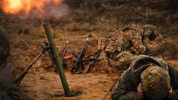Soldaten der 1. Brigade der ukrainischen Nationalgarde üben während einer Gefechtsausbildung auf einem Truppenübungsplatz im Norden der Ukraine. © dpa-Bildfunk Foto: Efrem Lukatsky/AP
