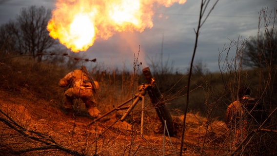 Ein Mörser wird auf die russischen Streitkräfte in der Region Bachmut abgefeuert. © Madeleine Kelly/ZUMA Press Wire/dpa 