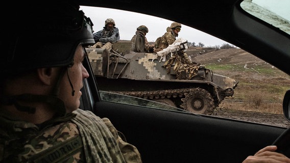 Ukrainische Soldaten fahren in einem gepanzerten Fahrzeug in der Nähe der Frontstadt Tschassiw Jar. © dpa bildfunk/ZUMA Press Wire Foto: Madeleine Kelly