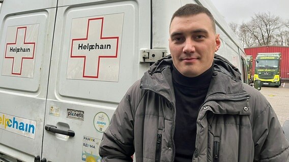 Oleksander Ustinov aus der Ukraine steht vor einem Transporter. © NDR Foto: Andrea Brack Pena