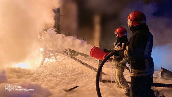 Auf diesem vom ukrainischen Katastrophenschutz zur Verfügung gestellten Foto löschen Einsatzkräfte einen Brand in der Region Iwano-Frankiwsk. © Uncredited/Ukrainian Emergency Service/AP/dpa 