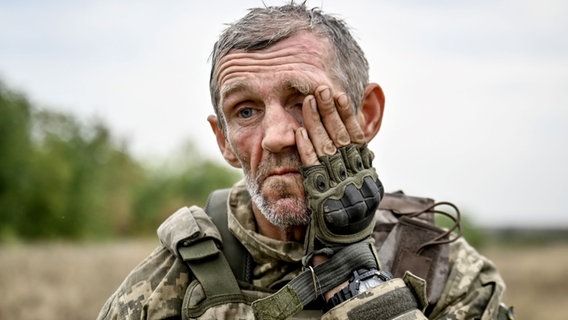 Ein erschöpfter Soldat der ukrainischen Streitkräfte  bei der Kampfkoordination © picture alliance Foto: Dmytro Smolienko
