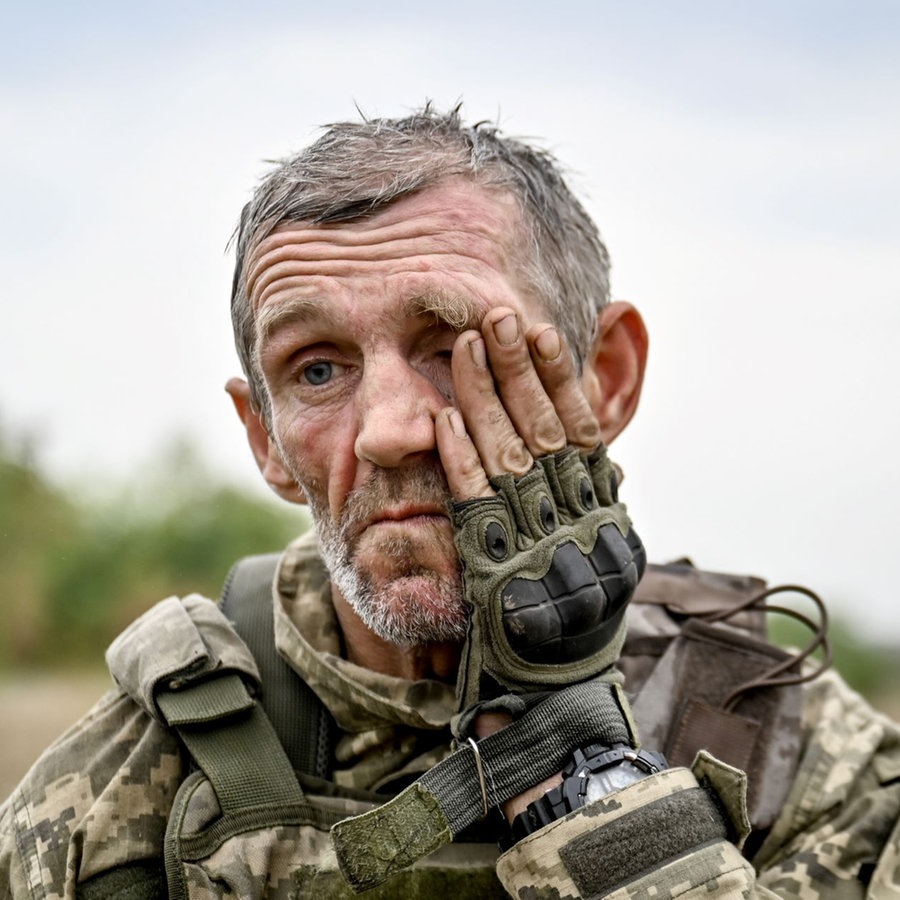 Ein erschöpfter Soldat der ukrainischen Streitkräfte  bei der Kampfkoordination © picture alliance Foto: Dmytro Smolienko