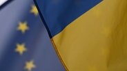 Das Bild zeigt die Flagge der Ukraine und die europäische Flagge. © picture alliance / NurPhoto | Artur Widak Foto: Artur Widak