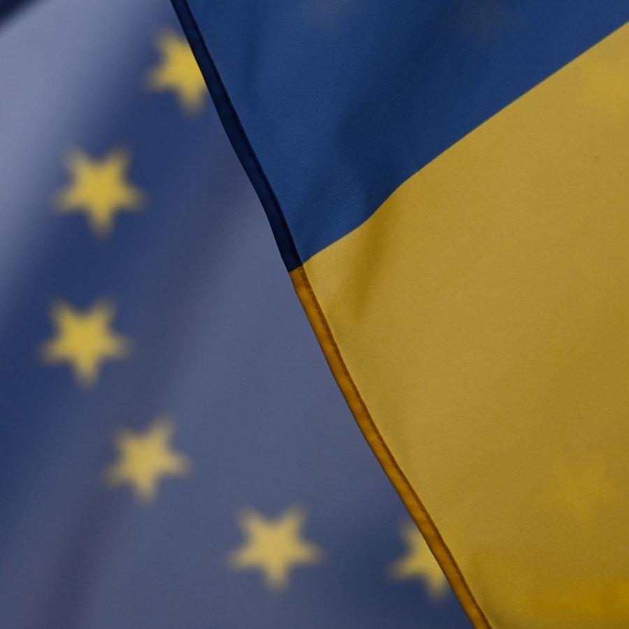 Das Bild zeigt die Flagge der Ukraine und die europäische Flagge. © picture alliance / NurPhoto | Artur Widak Foto: Artur Widak