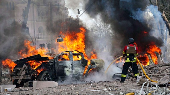 Auf diesem vom ukrainischen Katastrophenschutz zur Verfügung gestellten Foto löschen Feuerwehrleute das Feuer nach dem russischen Raketenangriff auf die Stadt Sumy im Nordosten der Ukraine, bei dem mehrere Zivilisten getötet wurden. © Uncredited/Ukrainian Emergency Service via AP/dpa 