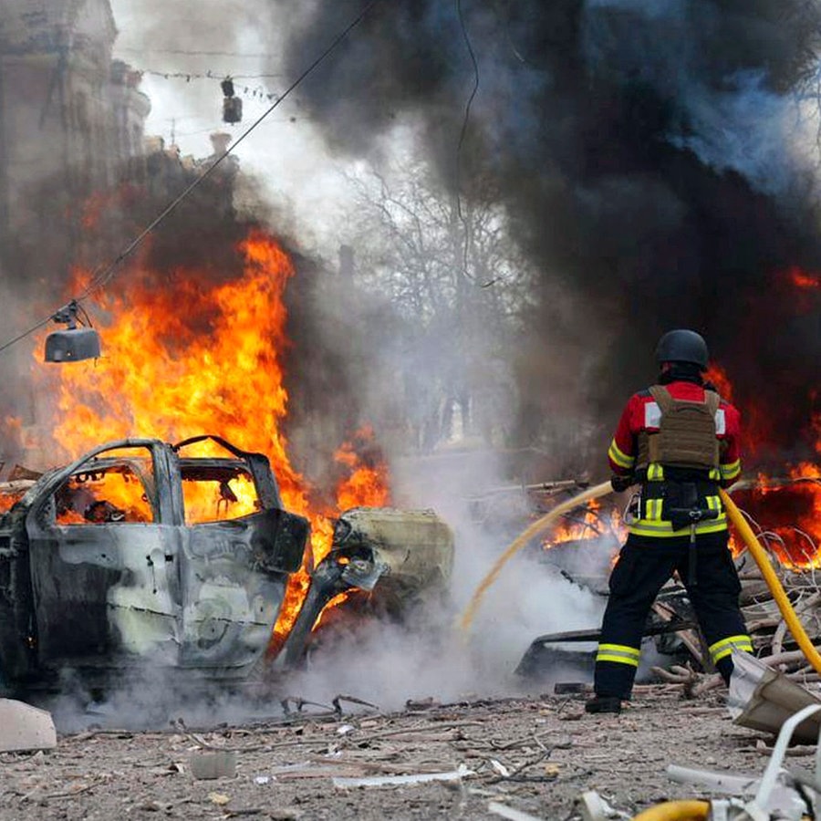 Auf diesem vom ukrainischen Katastrophenschutz zur Verfügung gestellten Foto löschen Feuerwehrleute das Feuer nach dem russischen Raketenangriff auf die Stadt Sumy im Nordosten der Ukraine, bei dem mehrere Zivilisten getötet wurden. © Uncredited/Ukrainian Emergency Service via AP/dpa 