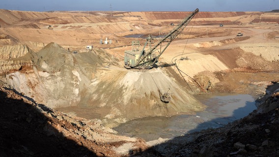 Blick auf einen Ilmenit-Tagebau in einer Schlucht in der Region Kirowohrad in der Ukraine. © dpa bildfunk/AP Foto: Efrem Lukatsky