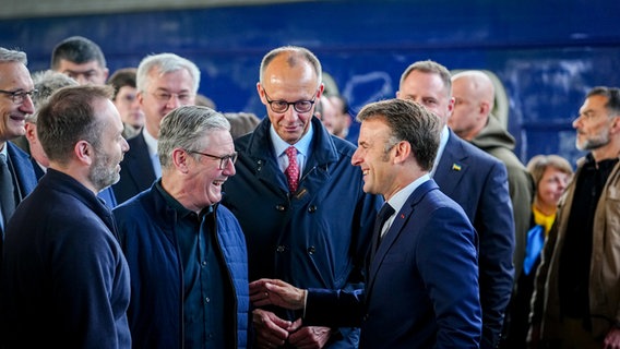 Die Regierungschefs von Großbritannien, Deutschland und Frankreich, Keir Stammer, Friedrich Merz und Emmanuel Macron, treffen am Bahnhof von Kiew ein. © dpa Foto: Kay Nietfeld