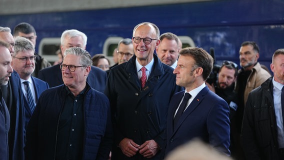 Die Regierungschefs von Großbritannien, Deutschland und Frankreich, Keir Stammer, Friedrich Merz und Emmanuel Macron, treffen am Bahnhof von Kiew ein. © dpa Foto: Kai Nietfeld