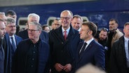 Die Regierungschefs von Großbritannien, Deutschland und Frankreich, Keir Stammer, Friedrich Merz und Emmanuel Macron, treffen am Bahnhof von Kiew ein. © dpa Foto: Kai Nietfeld