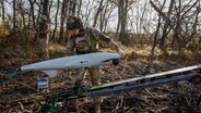 Ein Soldat montiert eine Shark-Drohne vor dem Start in der Region Charkiw © Reuters Foto: Philippa Fletcher
