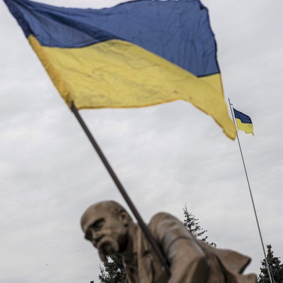 Die ukrainische Flaage weht auf einer Statue © picture alliance / AA | Metin Aktas Foto: Metin Aktas