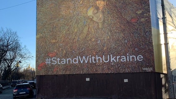 # Stand With Ukraine-Riesen-Plakat an einer Gebäudewand in Kiew. © ARD Foto: Andrea Beer