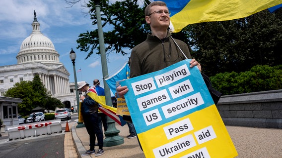 Aktivisten, die die Ukraine unterstützen, demonstrieren vor dem Kapitol in Washington © J. Scott Applewhite/AP/dpa Foto: J. Scott Applewhite