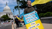 Aktivisten, die die Ukraine unterstützen, demonstrieren vor dem Kapitol in Washington © J. Scott Applewhite/AP/dpa Foto: J. Scott Applewhite