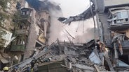 Dieses vom ukrainischen Katastrophenschutz zur Verfügung gestellte Foto  eines durch Beschuss beschädigtes Gebäude in Saporischschja. © picture alliance/dpa/Ukrainian Emergency Service/AP | Uncredited Foto:  Uncredited