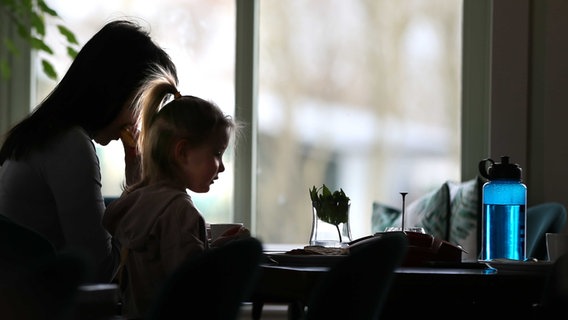 Eine aus der Ukraine geflüchtete Frau sitzt mir ihrer Tochter an einem Tisch. © picture alliance / ANP Foto: Catrinus van der Veen