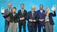 Gruppenbild bei der Preisverleihung des Deutschen Umweltpreises mit den Preisträgerinnen Friederike Otto und Dagmar Fritz-Kramer sowie Bundespräsident Frank-Walter Steinmeier. © dpa bildfunk Foto: Georg Wendt