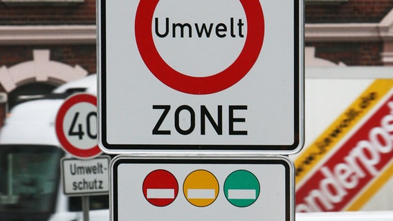 Ein Schild in Hannover weist auf die Umweltzone hin © picturealliance/dpa Foto: Holger Hollemann