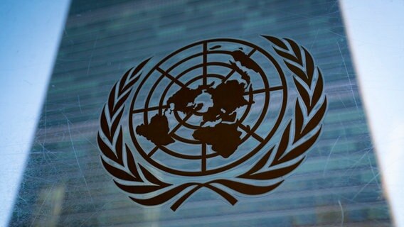 Logo der Vereinten Nationen am UN-Hauptquartier © John Minchillo/AP/dpa Foto: John Minchillo