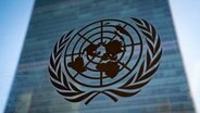 Logo der Vereinten Nationen am UN-Hauptquartier © John Minchillo/AP/dpa Foto: John Minchillo