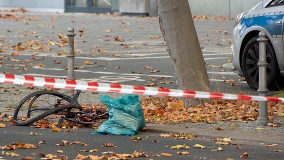 Zerstörtes Fahrrad auf der Bundesallee in Berlin-Wilmersdorf nach dem Verkehrsunfall einer Radfahrerin mit einem Betonmischer © picture alliance/dpa Foto: Paul Zinken