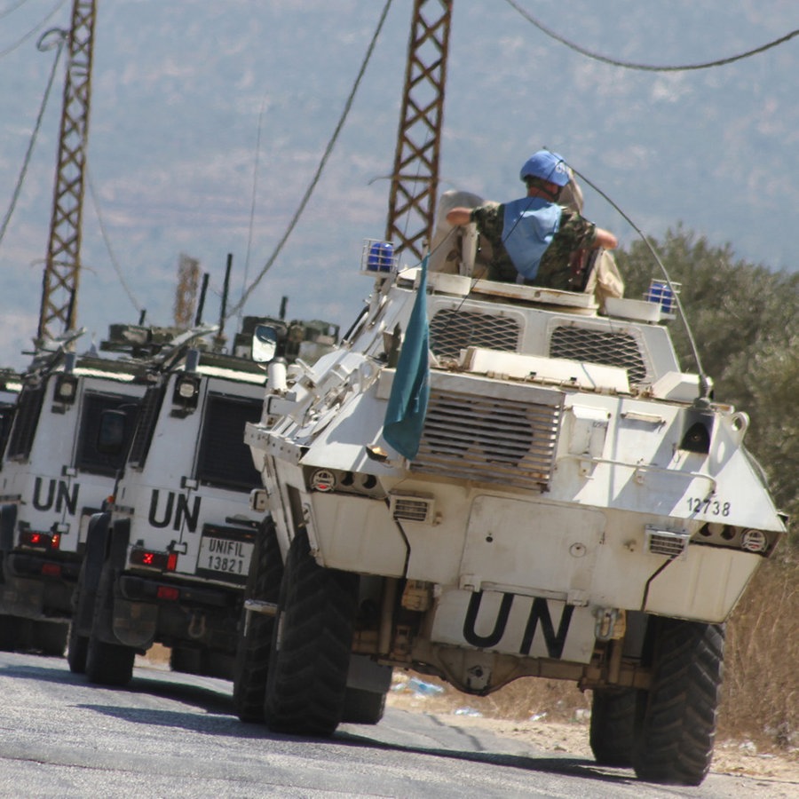 Fahrzeuge der Interimstruppe der Vereinten Nationen im Libanon (UNIFIL) patrouillieren. © Foto: Taher Abu Hamdan/XinHua/dpa +++ dpa-Bildfunk +++ Foto: Taher Abu Hamdan/XinHua/dpa