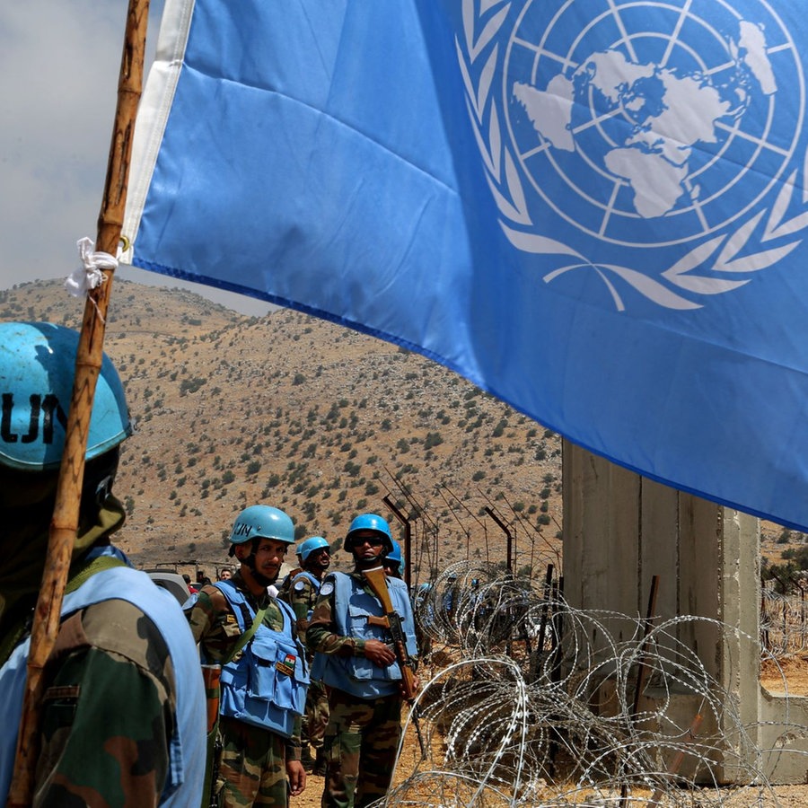 UN-Friedenstruppen des indischen Kontingents sichern die libanesische Grenze zu Israel. (zu dpa: «Erneut zwei Blauhelmsoldaten im Libanon verletzt») © dpa Foto: Marwan Naamani