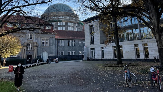 Das Hauptgebäude der Uni Hamburg © NDR Foto: Lennart Bannholzer