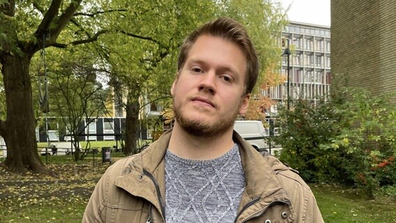 Student Jan Mozdzanowski steht auf dem Campus der Uni Hamburg. Student Jan Mozdzanowski steht auf dem Campus der Uni Hamburg. © NDR Foto: Lennart Bannholzer