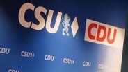 Logos der CSU und CDU auf einem Banner. © dpa Foto: Tobias Hase
