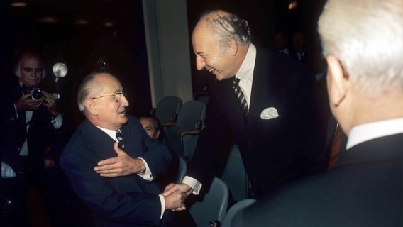 Händedruck zwischen dem Außenminister der DDR Otto Winzer (l) und dem Außenminister der Bundesrepublik Deutschland Walter Scheel während der Aufnahme der DDR und der BRD in die UN. Aufnahme von 18.08.1973. © picture-alliance / dpa Foto: picture-alliance / dpa