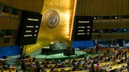 Die UN-Generalversammlung stimmt mit großer Mehrheit für einen Waffenstillstand in Gaza. © IMAGO / Xinhua 