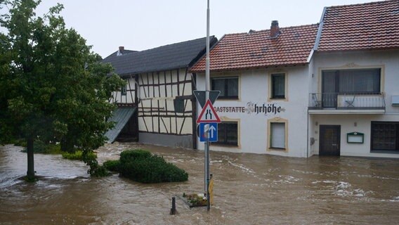 Die Straßen in Esch (Kreis Ahrweiler) haben sich in reißende Ströme verwandelt. © dpa-.Bildfunk Foto: Thomas Frey/dpa