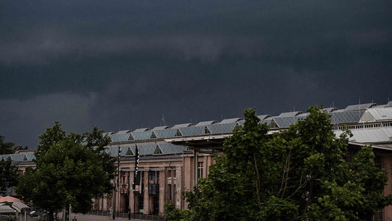 Dunkle Gewitterwolken ziehen über die Göttinger Lokhalle. © dpa bildfunk Foto: Swen Pförtner