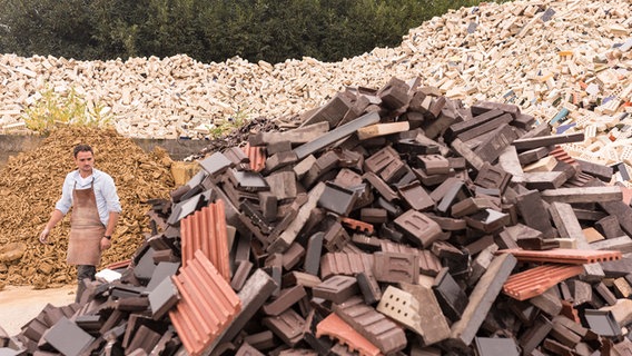 Rohe, sortierte Materialien der Firma Stonecycling liegen auf verschiedenen Haufen. © stonecycling Foto: Dim Balsem