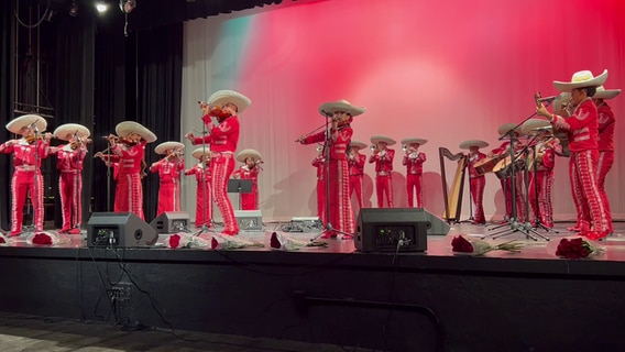 Die Mariachi-Band Joya in pinkfarbenen Kostümen und Sombreros auf der Bühne. © ARD Foto: Katrin Brand