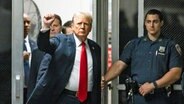 Der ehemalige US-Präsident Donald Trump (M.) beim Betreten eines Gerichtssaals des Strafgerichts in Manhattan (New York). © dpa bildfunk/Pool EPA/AP Foto: Justin Lane