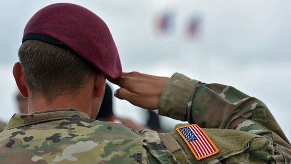 Ein Soldat der US Army salutiert. © dpa picture alliance Foto: Artur Widak