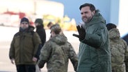 US-Vizepräsident J.D. Vance trifft auf dem Militärstützpunkt Pituffik auf der Insel Grönland ein © Jim Watson/POOL AFP/AP/dpa Foto: Jim Watson