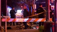 Die Polizei von Vancouver sichert den Tatort, nachdem ein Auto auf dem Lapu Lapu Festival in eine Menschenmenge gefahren ist. © The Canadian Press/AP/dpa Foto: Rich Lam