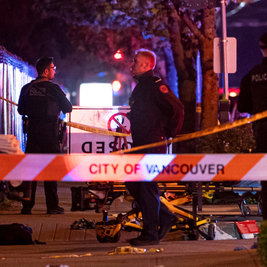Die Polizei von Vancouver sichert den Tatort, nachdem ein Auto auf dem Lapu Lapu Festival in eine Menschenmenge gefahren ist. © The Canadian Press/AP/dpa Foto: Rich Lam