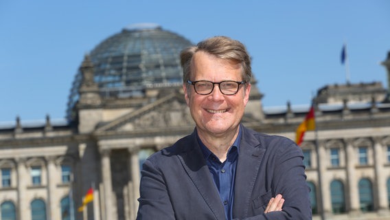 Prof. Robert Vehrkamp von der Bertelsmann Stiftung steht vor dem Reichstag in Berlin. © privat 